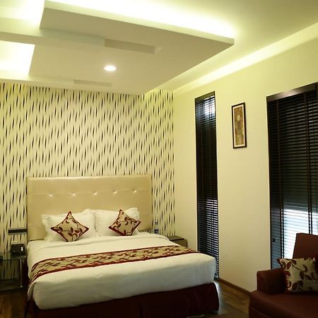 The Spin Hotel Chennai Exterior photo